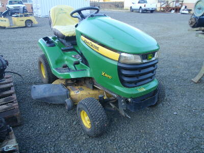 JOHN DEERE X300 w/ 42in Mower