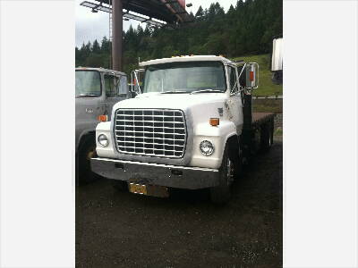 1983 FORD F700 Flatbed Truck