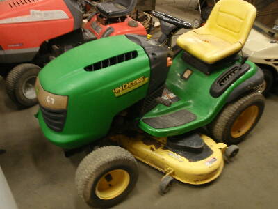 JOHN DEERE L130 Lawn Tractor