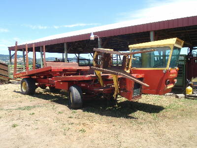 NEW HOLLAND 1048 Stackcruiser