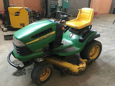 JOHN DEERE LA130 Lawn Tractor